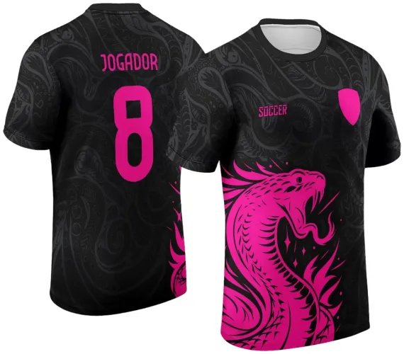 Camisa preta com estampa frontal de serpente rosa em pose agressiva, textos 'SOCCER' e escudo rosa no peito, costas exibindo 'JOGADOR' e número 8 em rosa, fundo preto com padrões decorativos.