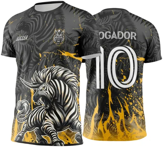 Camisa preta com estampa frontal de zebra branca e preta em pose agressiva com detalhes amarelos, fundo cinza e preto. Nas costas, zebra maior em tonalidades escuras, número 10 branco e texto JOGADOR acima, com manchas amarelas no fundo.
