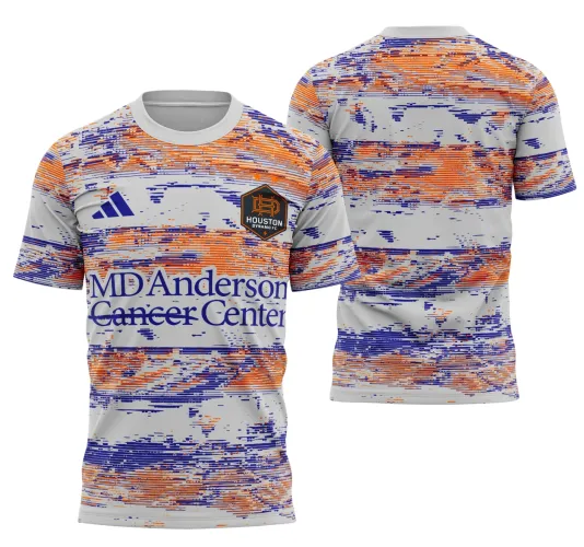 Camisa mostrando design inspirado em futebol, com cores vibrantes e estilo moderno.