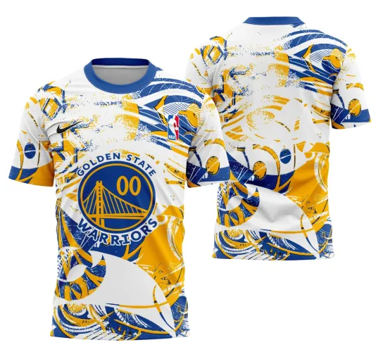 Camisa com logo no peito, destacando uma estampa grande nas costas com design inspirado no futebol internacional, em cores vibrantes e estilo moderno.