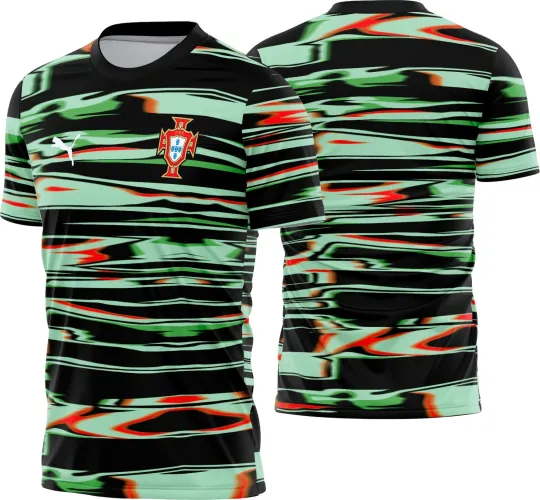 Camisa de futebol com logo no peito e estampa grande nas costas em destaque, exibindo design moderno que mistura elementos do esporte internacional.