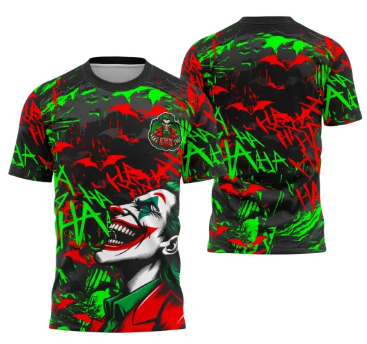Camisa com arte do Coringa rindo na frente em cores vibrantes vermelho, verde e preto, com morcegos nas costas e textos 'HA HA HA' espalhados. No peito, escudo com rosto do Coringa e texto 'EBS'.