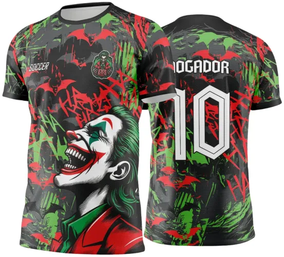 Camisa com arte do Coringa sorridente em vermelho e verde na frente com fundo preto e morcegos vermelhos, costas com número 10 branco e nome JOGADOR no topo, detalhes de letras HA HA HA espalhadas em vermelho e verde