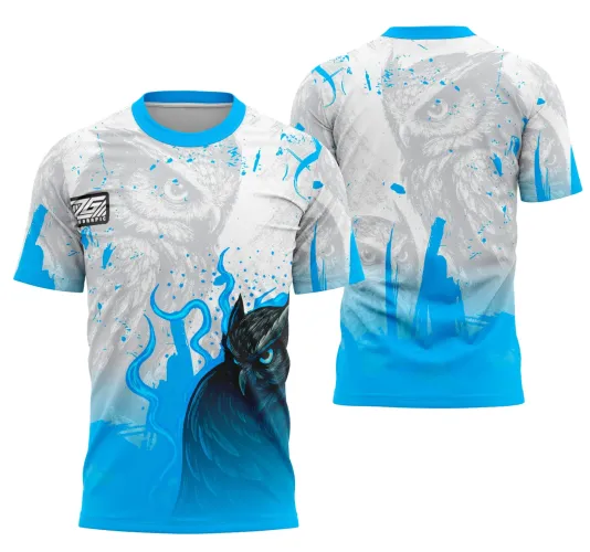 Camisa com estampa frontal de coruja preta com olhos azuis e chamas azuis, fundo branco e cinza com manchas azuis e gola azul; nas costas, coruja cinza sobre fundo branco com degradê azul na parte inferior e detalhes de respingos azuis.