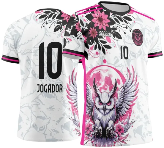 Camisa branca com coruja branca de asas abertas e flores rosas na frente, número 10 e texto SOCGER. Costas com número 10 em preto e texto JOGADOR. Fundo com padrão discreto de corujas e detalhes em rosa e preto.