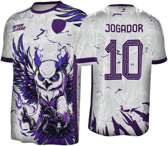 Camisa com frente branca ilustrada por coruja branca e roxa com garras estendidas, texto INTER CLASSE e escudo roxo, costas brancas com nome JOGADOR e número 10 roxos, gola e punhos roxos, fundo com padrão suave da coruja