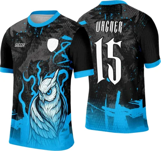 Camisa com frente preta e azul, estampando coruja branca e azul com olhos azuis intensos, gola e punhos azuis; costas pretas com degradê azul, nome WAGNER em fonte gótica branca e número 15 grande também em branco.