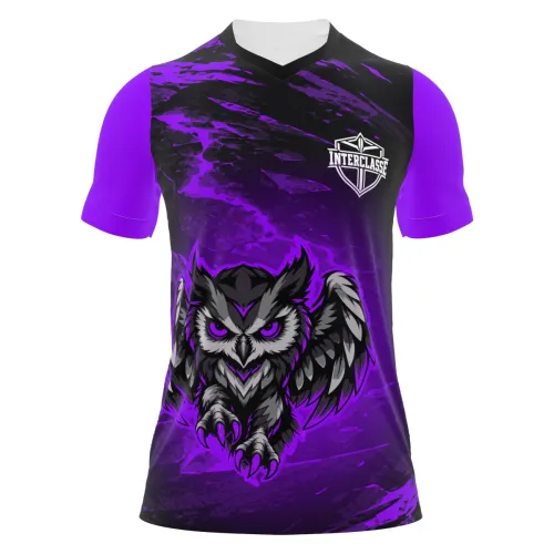 Camisa com estampa de coruja roxa estilizada na frente, fundo preto com detalhes roxos, mangas roxas e nome personalizado nas costas, ideal para interclasse.