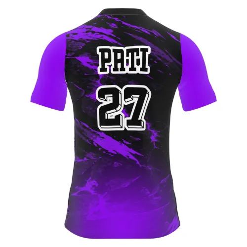 Camisa com estampa de coruja roxa estilizada na frente, fundo preto com detalhes roxos, mangas roxas e nome personalizado nas costas, ideal para interclasse.