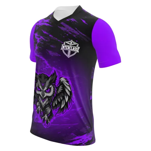 Camisa com estampa de coruja roxa estilizada na frente, fundo preto com detalhes roxos, mangas roxas e nome personalizado nas costas, ideal para interclasse.
