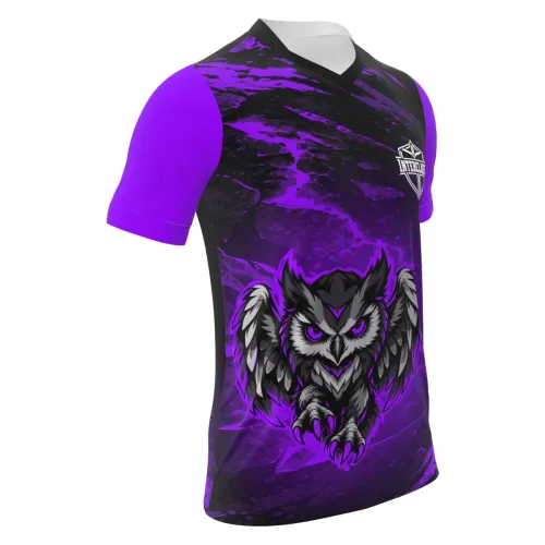 Camisa com estampa de coruja roxa estilizada na frente, fundo preto com detalhes roxos, mangas roxas e nome personalizado nas costas, ideal para interclasse.