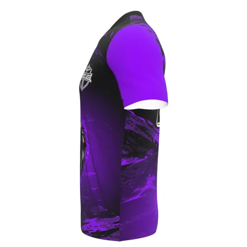 Camisa com estampa de coruja roxa estilizada na frente, fundo preto com detalhes roxos, mangas roxas e nome personalizado nas costas, ideal para interclasse.