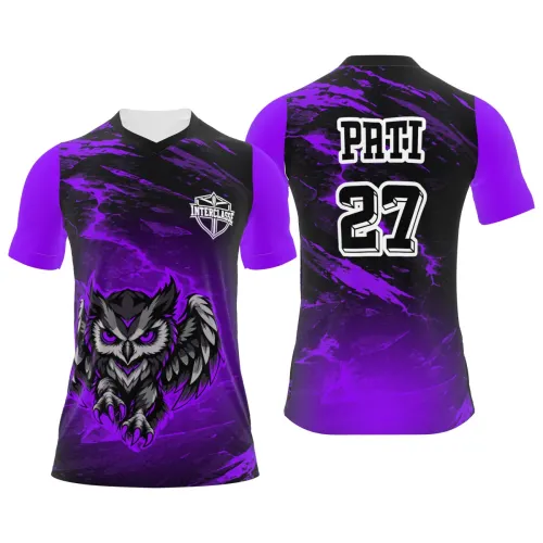 Camisa com estampa de coruja roxa estilizada na frente, fundo preto com detalhes roxos, mangas roxas e nome personalizado nas costas, ideal para interclasse.