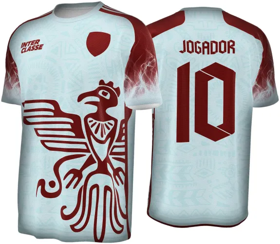 Camisa azul gelo com corvo vermelho estilizado na frente, escudo vermelho, manga degradê em vermelho e branco, verso com texto JOGADOR e número 10 em vermelho.