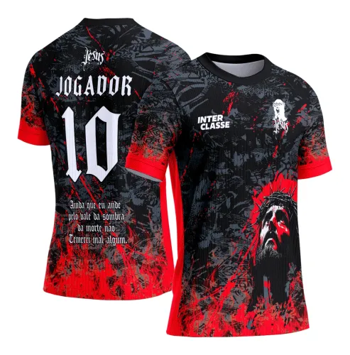 Camisa preta e vermelha com figura de Cristo com coroa de espinhos na frente e textos INTER CLASSE e JESUS. Nas costas o texto JOGADOR 10 e frase bíblica em branco sobre fundo vermelho em degradê.