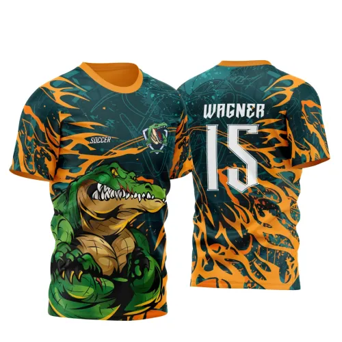 Camisa com grande desenho de crocodilo verde na frente, fundo verde escuro com faixas laranjas, nome WAGNER e número 15 nas costas com efeito flamejante laranja.
