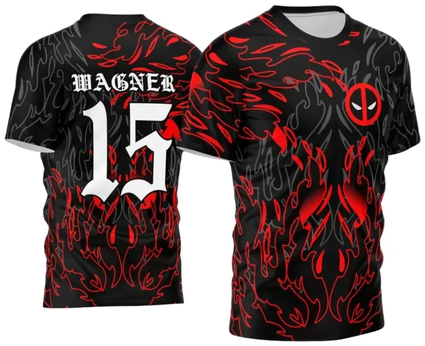 Camisa preta com chamas vermelhas em degradê cobrindo frente e costas, símbolo do Deadpool vermelho no peito e costas com nome WAGNER e número 15 em branco