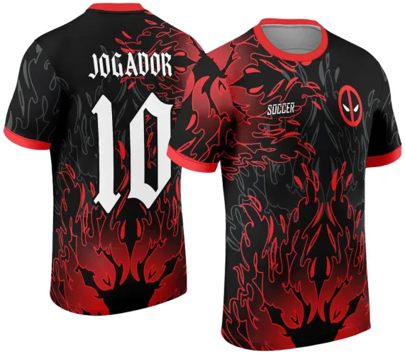 Camisa preta e vermelha com gola e punhos vermelhos, frente com símbolo do Deadpool e texto SOCCER, costas com número 10 grande e texto JOGADOR, fundo em chamas vermelhas e detalhes degradê preto.