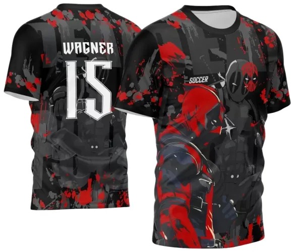 Camisa preta e vermelha com arte do Deadpool em duas poses na frente, fundo com manchas vermelhas e cinzas, texto 'SOCCER' à frente, costas com nome WAGNER e número 15 em branco, além de detalhes em vermelho e cinza.