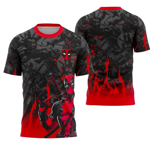 Camisa com frente em preto e vermelho, Deadpool em pose apontando com katanas nas costas. Fundo com manchas vermelhas e logo Deadpool no peito. Costas com diversas imagens discretas do personagem e degradê vermelho na parte inferior.