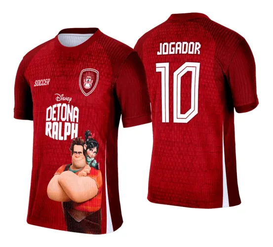 Camisa vermelha com estampa dos personagens Ralph e Vanellope na frente, texto branco Disney Detona Ralph, escudo com personagem pixelado, costas com texto branco JOGADOR e número 10, detalhe branco nas laterais