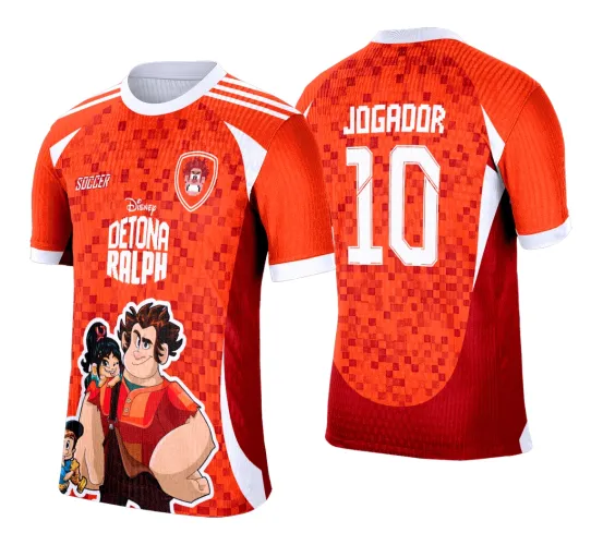 Camisa vermelha com padrão pixelado e detalhes brancos. Na frente, Ralph e Vanellope desenhados, textos Disney, Detona Ralph e escudo pixel. Nas costas, número 10 grande e nome JOGADOR em branco destacam a arte para o interclasse.