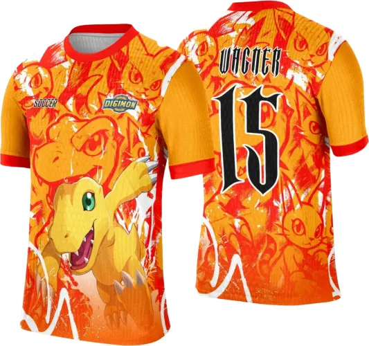 Camisa laranja e vermelha com mascote Digimon amarelo na frente e fundo vibrante; atrás o número 15 preto grande com nome WAGNER, gola e punhos vermelhos completam o visual dinâmico.