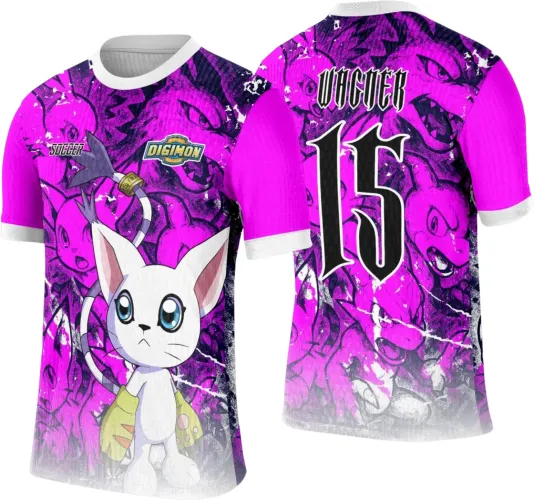 Camisa na cor roxa com personagem branco de olhos azuis e luvas amarelas na frente, logo Digimon e texto Soccer. Nas costas, nome WANCER e número 15 em preto contornado de branco, com fundo em degradê roxo e faces de personagens.