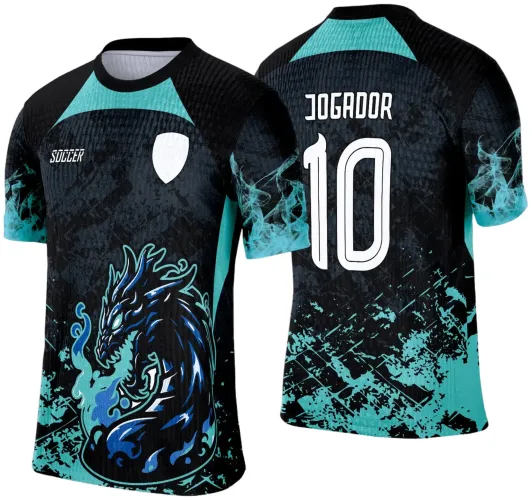 Camisa preta decorada com dragão estilizado em azul e preto na frente com fogo azul, fundo com degradê e fumaça turquesa nas mangas, escudo branco no peito e costas com o texto JOGADOR e número 10 em branco.