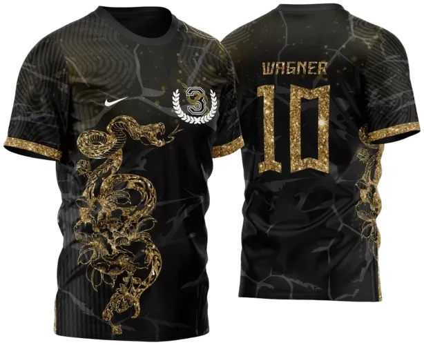 Camisa preta com dragão dourado detalhado na frente, bordas das mangas douradas, escudo branco com número 3 frontal, nome WAGNER e número 10 dourado glitter nas costas, e fundo preto com texturas cinza.