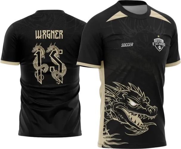 Camisa preta com arte de dragão dourado na frente e dois dragões formando o número 13 nas costas, com texto WAGNER acima. Detalhes bege nas mangas, ombros e escudo personalizado 'SEU ESCUDO'.
