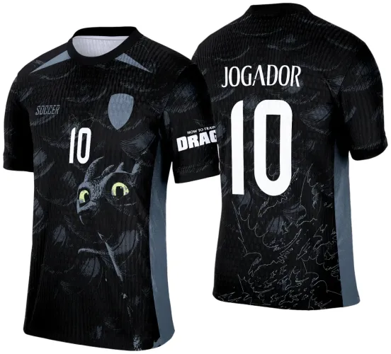 Camisa preta com detalhes cinza, dragão com olhos amarelos na frente, número 10 branco central, texto 'SOCCER' no peito, nas costas número 10 e 'JOGADOR' em branco, fundo com sombras de dragões e texto 'HOW TO TRAIN DRAGON' na manga.