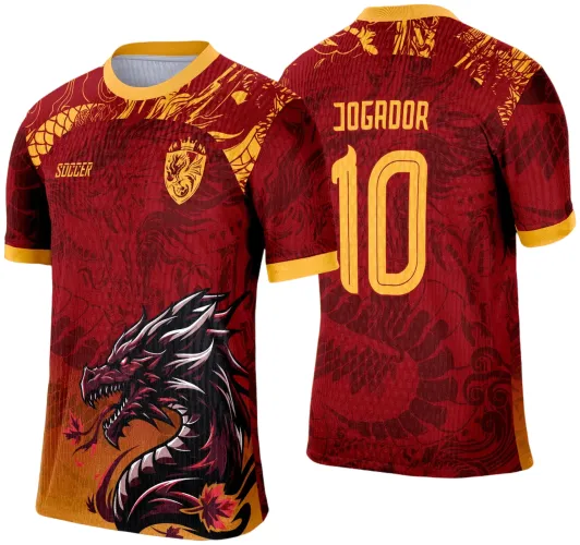 Camisa com arte de dragão preto detalhado em vermelho na frente com fundo vermelho e dourado. Nas costas, número 10 e nome JOGADOR em amarelo com fundo vermelho com escamas e padrões.
