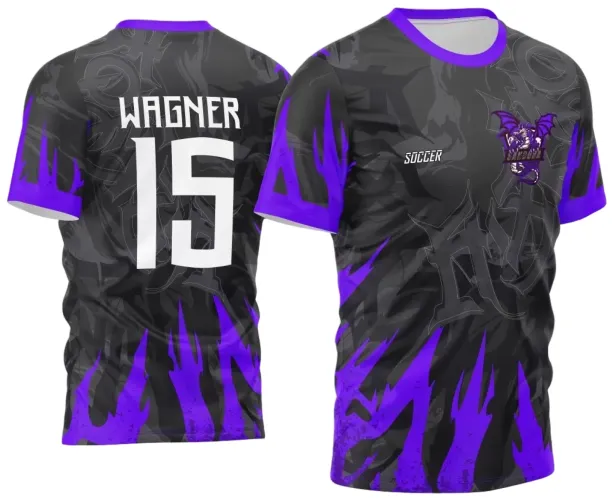 Camisa preta com detalhes de chamas roxas na frente e costas. Frente com dragão roxo sobre faixa 'SABIDURIA' e texto 'SOCCER'. Costas com nome 'WAGNER' e número '15' em branco destacando estilo agressivo e moderno.