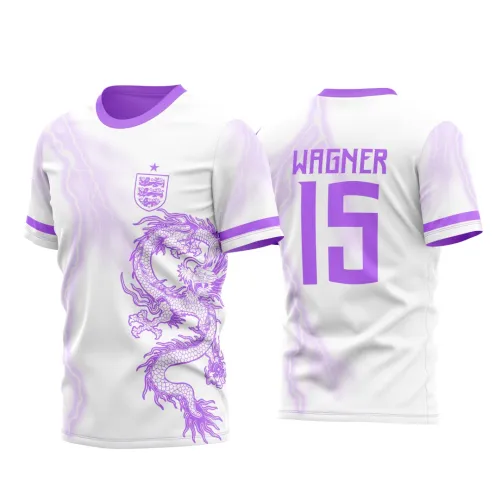 Camisa branca com gola e mangas roxas, dragão roxo detalhado na lateral direita da frente, escudo e estrela no peito, nome WAGNER e número 15 em roxo nas costas, com efeito de raios roxos ao redor.