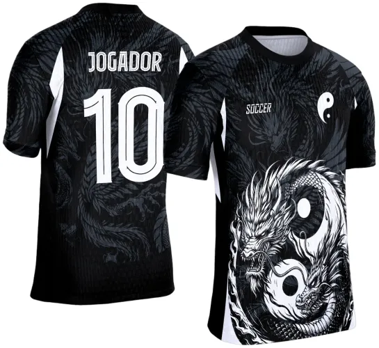 Camisa preta com detalhes brancos e cinza; fronta exibe dois dragões entrelaçados formando o símbolo yin-yang, com texto 'SOCCER' e símbolo yin-yang no peito; costas com nome JOGADOR e número 10 em branco, sobre um fundo com dragão cinza escuro.