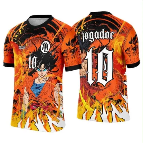 Foto da camisa com logo no peito e estampa grande nas costas, apresentando o personagem Goku em fundo laranja vibrante com estilo marcante e visual impactante.