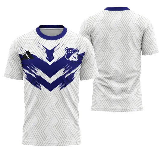 Camisa branca com padrão cinza geométrico, faixas em V azul marinho pintadas na frente e escudo azul e branco com letras O e M no peito, gola azul marinho, costas com padrão cinza sem texto.