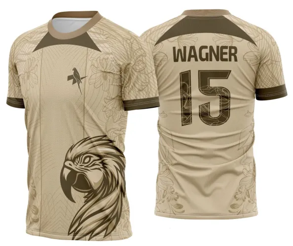 Camisa com logo no peito e ampla estampa grande nas costas apresentando uma arara nude em estilo Copa do Mundo, destacando design moderno e vibrante com cores que chamam atenção.