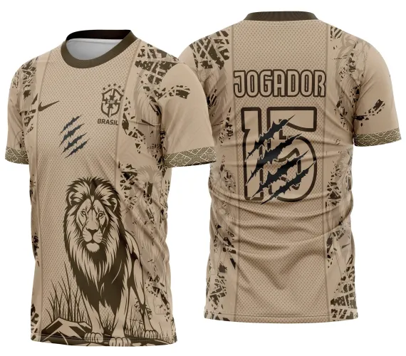 Camisa esportiva com logo no peito destacando um leão vibrante e estampa grande nas costas que celebra o estilo da Copa do Mundo com cores fortes e design marcante.