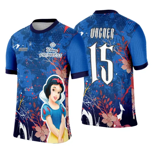Camisa azul com figura da princesa Branca de Neve na frente, detalhes florais vermelhos e fundo com degradê escuro. Nas costas, número 15 em destaque e a palavra WINNER acima, com fundo floral e silhuetas da princesa.