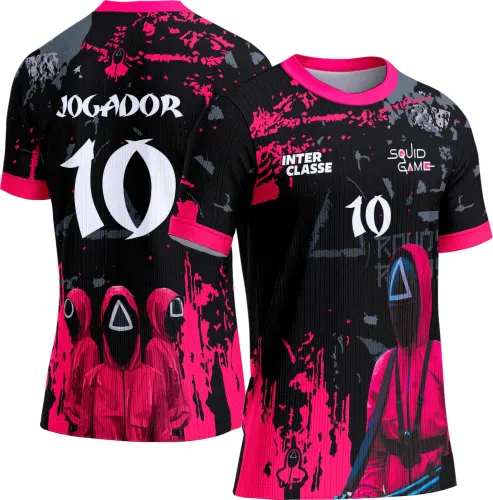 Camisa preta com detalhes em rosa, possui figuras mascaradas com símbolos triangulares e circulares em frente e costas. Frente exibe 'INTER CLASSE' e 'SQUID GAME' com o número 10, costas mostram o texto 'JOGADOR' e três personagens mascarados.