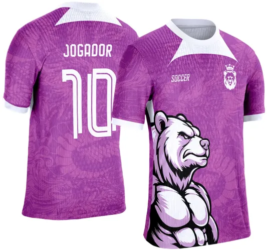 Camisa com estampa de urso musculoso roxo e branco na frente ao lado esquerdo, escudo de urso com coroa no peito, detalhes brancos no pescoço e mangas, costas roxas com número 10 e texto JOGADOR branco.