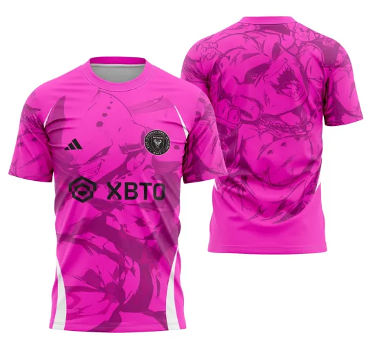 Camisa rosa forte com figura do Cooler de Dragon Ball em tons de roxo na frente com logo do Internacional de Futebol Miami e texto XBTO, detalhes brancos nas laterais. Nas costas, Cooler grande com expressão agressiva e braços levantados.