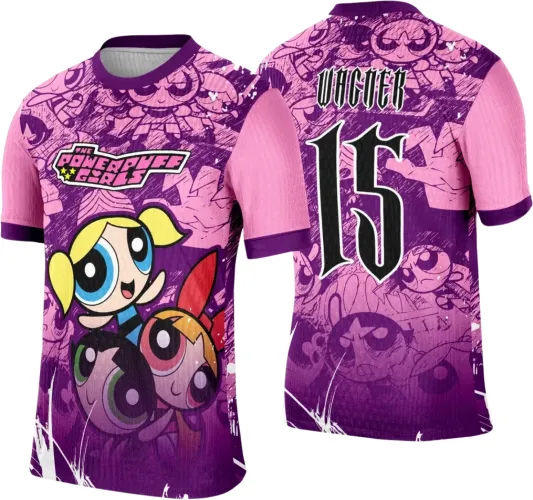 Camisa feminina com design das Meninas Superpoderosas na frente sobre fundo roxo, mangas rosa com detalhes roxos e número 15 com nome UHCNER nas costas