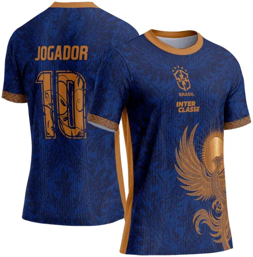 Camisa azul escuro com figura dourada de fênix de asas abertas na frente, texto BRASIL, INTERCLASSE e escudo da CBF em dourado, costas com nome JOGADOR e número 10 em dourado com detalhes da fênix. Gola e mangas com bordas douradas e padrão geométrico.