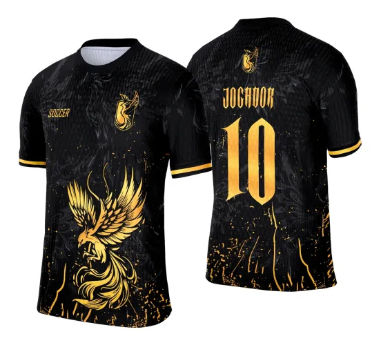 Camisa preta com figura dourada de fênix na frente, escudo dourado no peito esquerdo e texto SOCCER no direito. Nas costas, número 10 e palavra JOGADOR em dourado, com escudo pequeno acima, mangas com faixa dourada.