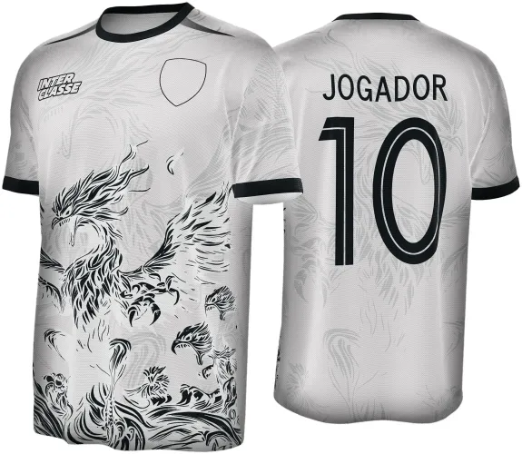 Camisa branca com gola e punhos pretos, frente com desenho de fênix preto e texto INTERCLASSE, costas com o texto JOGADOR e número 10 em preto, com fundo de chamas cinza claro.
