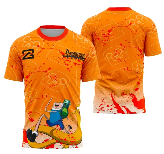 Camisa laranja com mascotes Finn e Jake na frente em pose animada, logo Adventure Time à direita do peito e número 2 ao ombro esquerdo; costas com degradê branco e splashes vermelhos, desenho linear de rostos em amarelo claro.