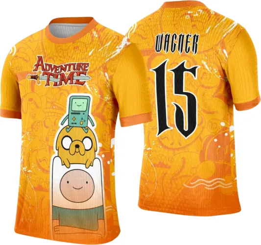 Camisa laranja com arte do desenho Finn, Jake e BMO empilhados na frente, logo ADVENTURE TIME, costas com número 15 preto e nome WACKER em fonte gótica. Fundo com degradês e detalhes gráficos sutis em tons de laranja.